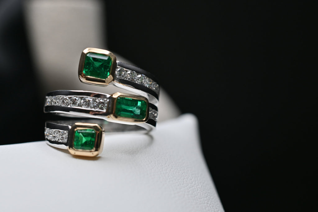 Muzo Emerald Spiral Ring