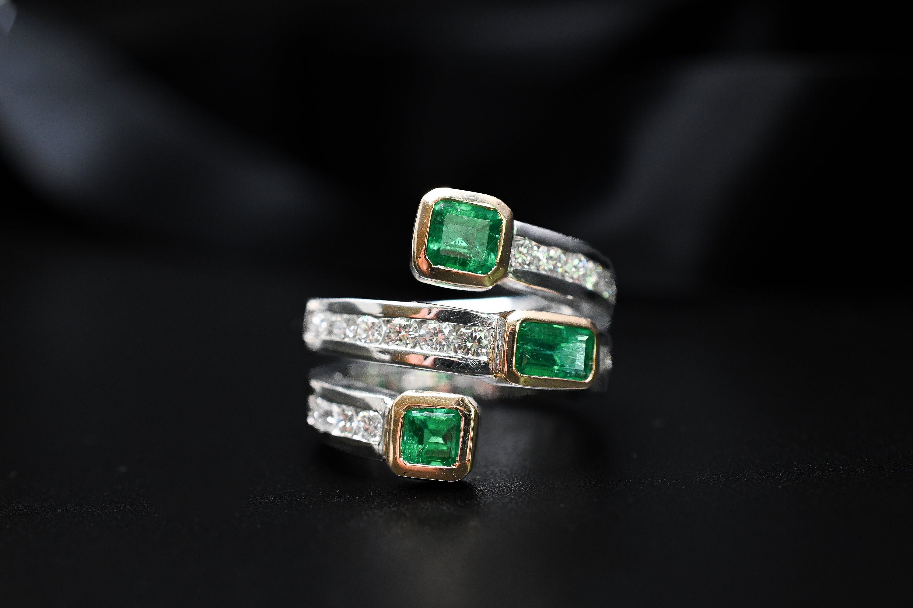 Muzo Emerald Spiral Ring