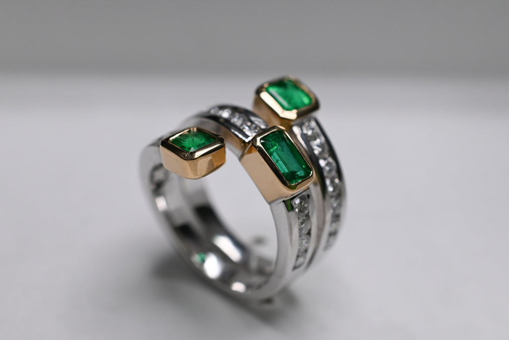 Muzo Emerald Spiral Ring
