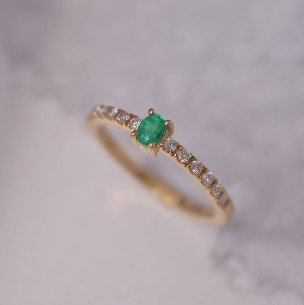 Oval Emerald Stackable Ring