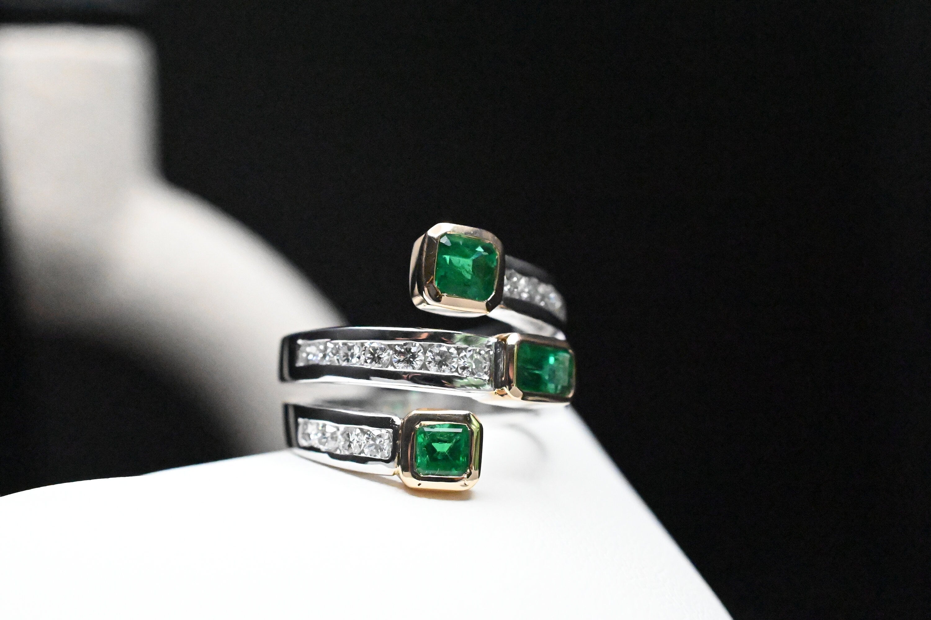 Muzo Emerald Spiral Ring