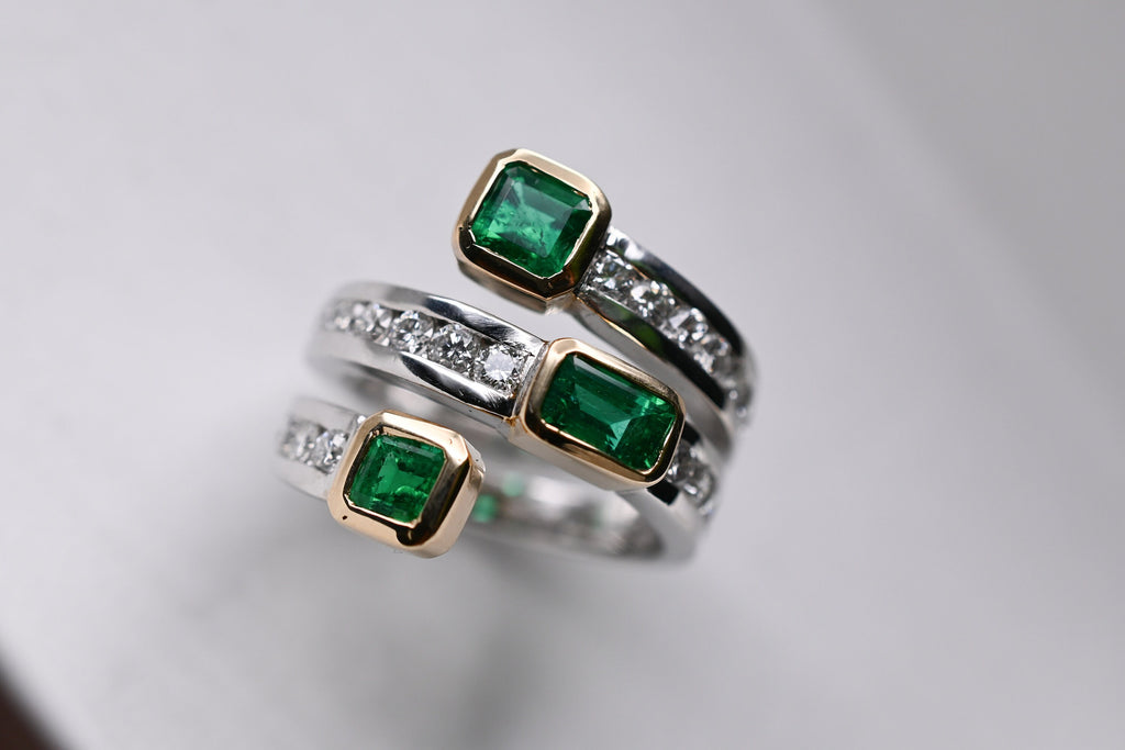 Muzo Emerald Spiral Ring
