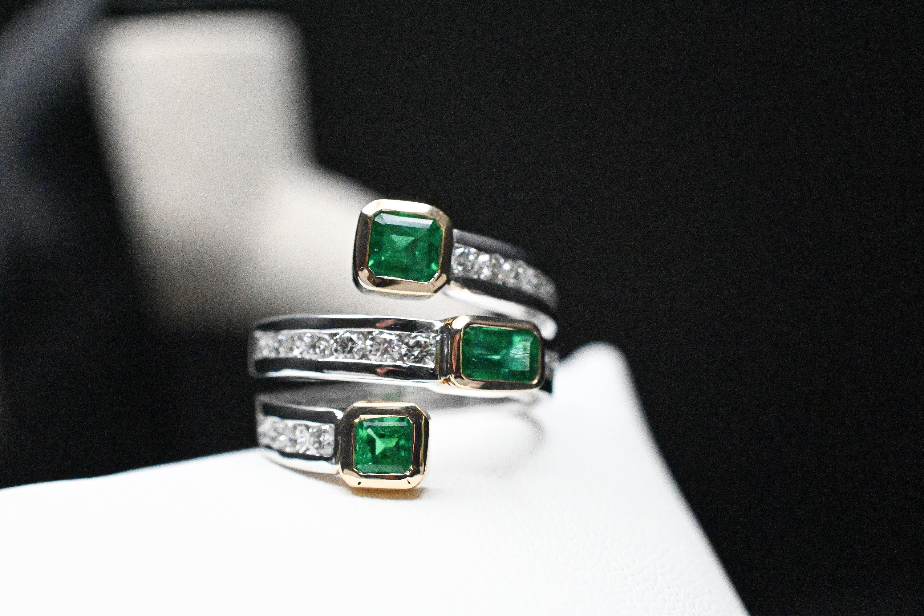 Muzo Emerald Spiral Ring